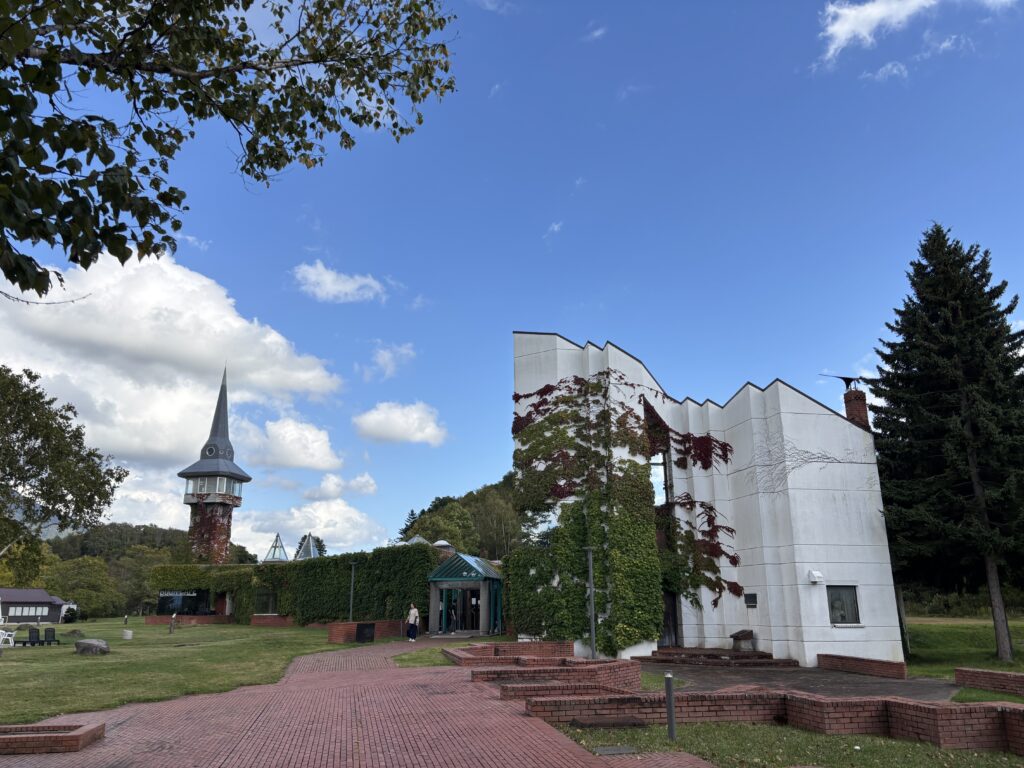 ツッコミどころ満載 !? 恋多き男の生き様を知る、有島記念館