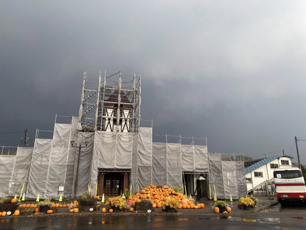 逆にレア〜ニセコ駅がお色直し中（2025年12月5日迄）