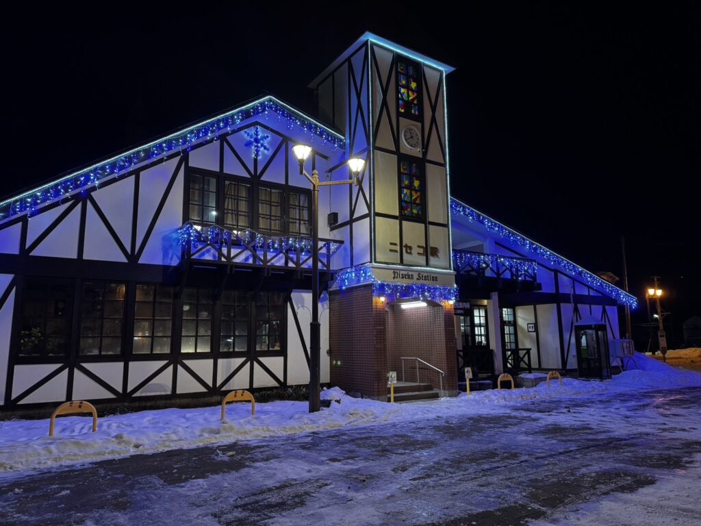 【光る！JRニセコ駅】イルミネーションがパワーアップしました