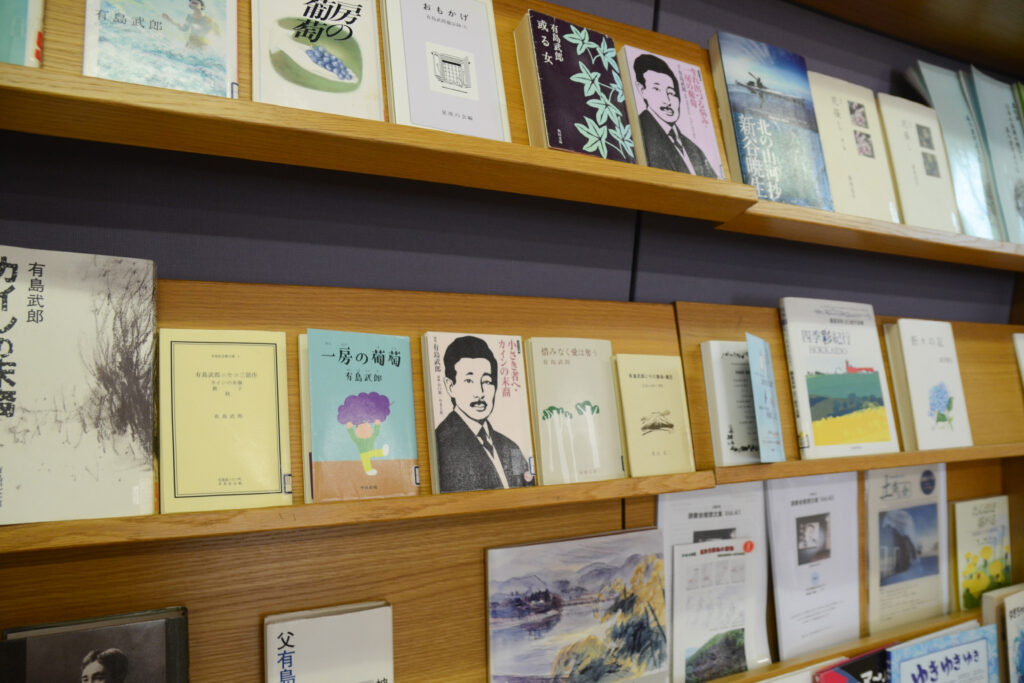 【あそぶっく】本棚からニセコを感じる図書館
