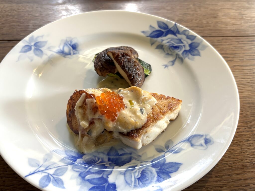 看板のない一軒家で、シェフひとりの鉄板コース。ニセコの隠れ家レストラン〈ウシュク〉。