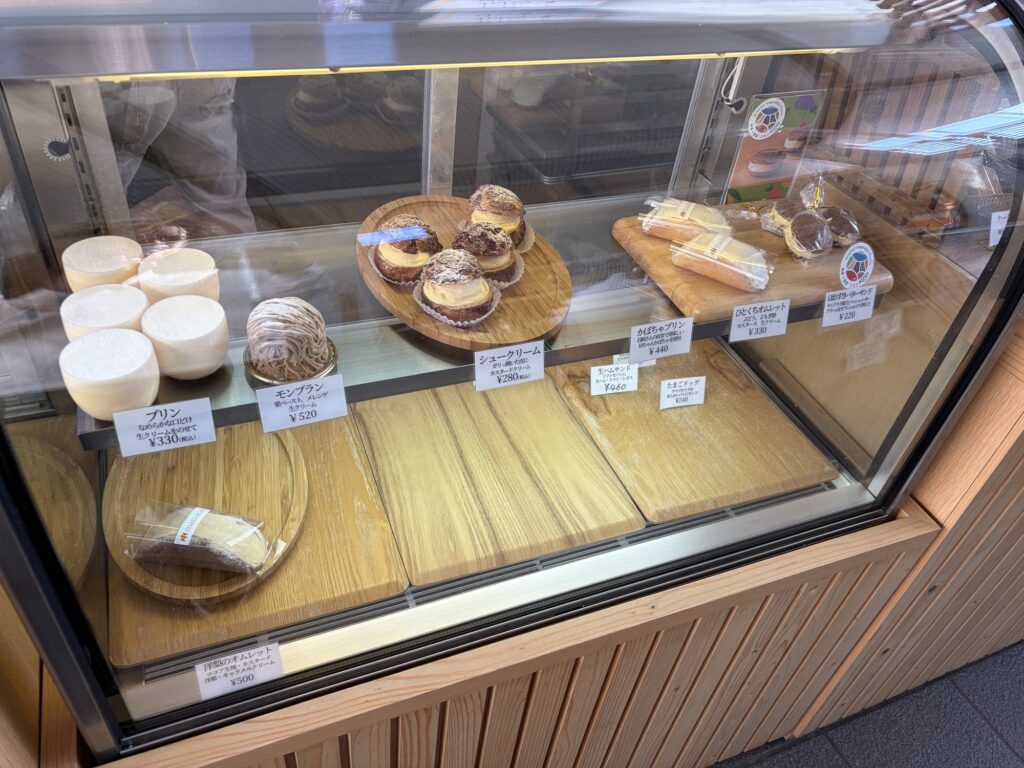 マイトリエのショーケースに並ぶケーキとプリン