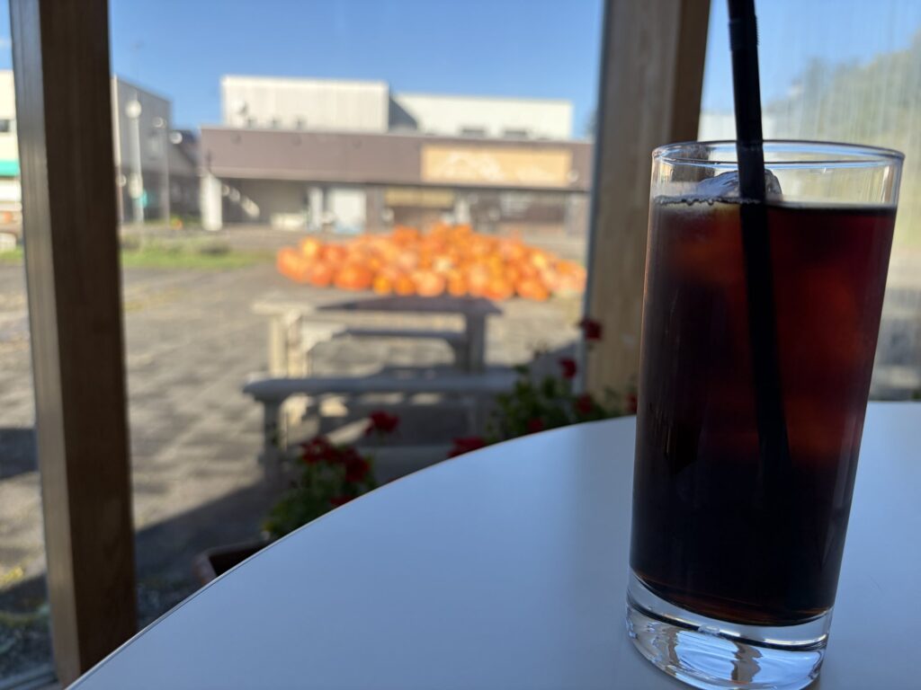 マイトリエの水出しコーヒーと窓の外のカボチャ