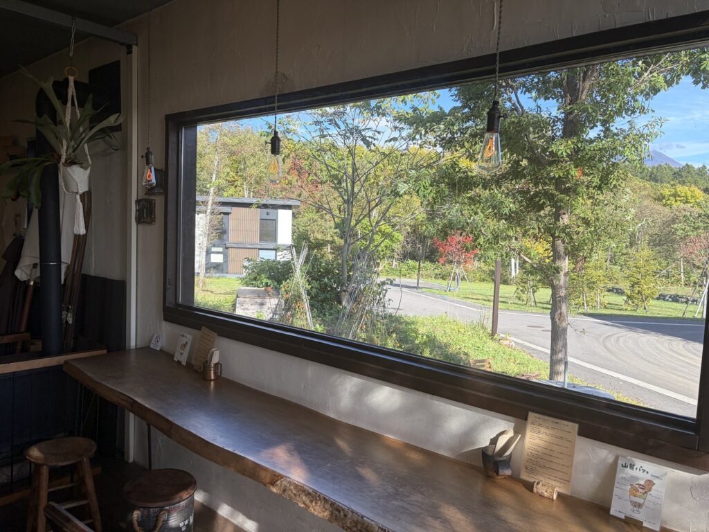 ニセコ山麓パーラー 窓際のカウンター席