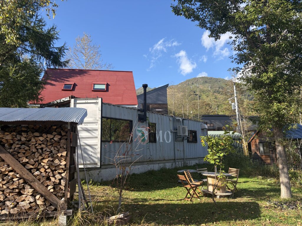 ニセコ山麓パーラー 庭から見たコンテナの店舗